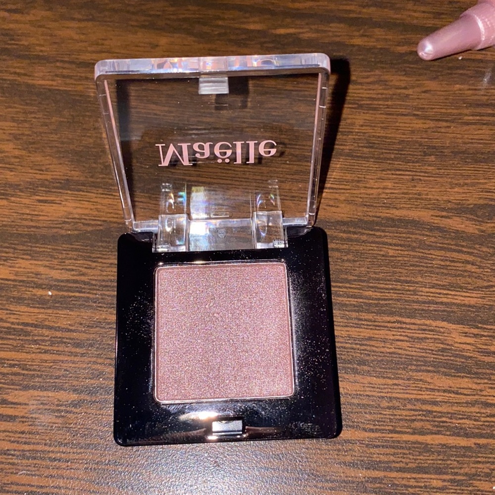 Eyeshadow - Picture 2 of 2
